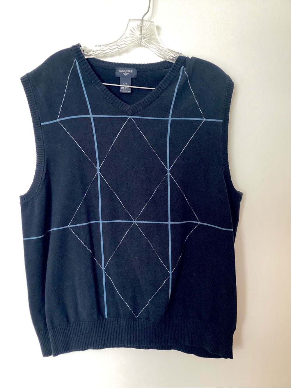 Men’s Size Large DOCKERS Navy V-Neck Argyle Knit Vest with Light Blue Lines